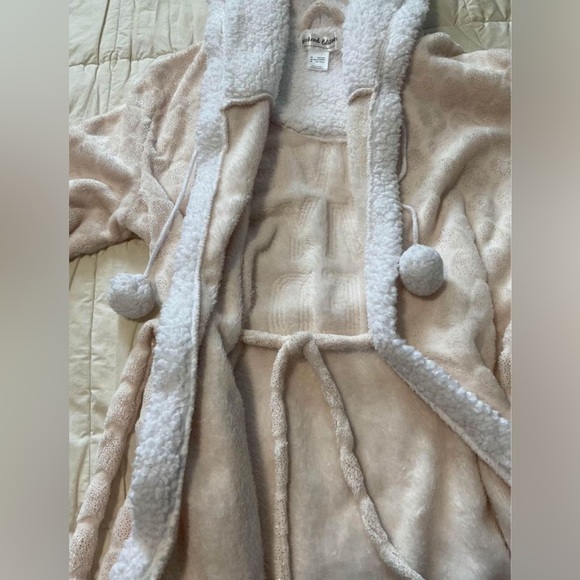 Warm Hooded Robe - Picture 3 of 9